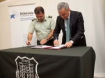 El convenio de colaboración fue suscrito por el Defensor Nacional, Georgy Schubert, y el Director Nacional de Gendarmería, Marco Fuentes.