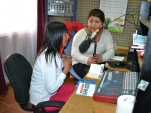 La Facilitadora Intercultural de la DPP Tarapacá conversa con Brigitte Bastovinos, locutora y entrevistadora de la emisora comunitaria.