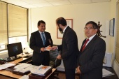 Los abpgados de la Unidad de Estudios de la DPP Rodrigo Flores y Jaime Venegas hacen entrega del material de difusión al oficial de la PDI.