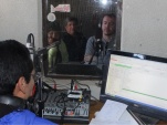El Defensor Regional, Claudio Gálvez, el Seremi de Justicia, Leonel Huerta y la facilitadora intercultural en la radio Parinacota, 94.5FM 