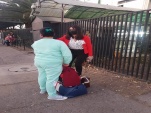 La deensora penal pública Anaís Mora e Isabel conversan a la salida de la cárcel de San Miguel