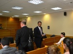 El defensor penal público Marcelo Lara saliendo de la audiencia de Cautela de Garantía. 