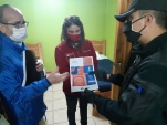 Defensor Regional Renato González, junto a la Seremi de Justicia Stephanie Caminondo, entregan afiches de difusión a funcionarios de Gendarmería