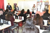 La defensora juvenil Lilian Yáñez expone a estudiantes