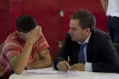 El defensor penitenciario Pablo Conejeros escucha la consulta de un recluso