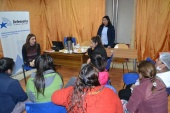 Defensora Constanza Alamo y la asiste administrativa Evelyn Carrasco conversan con mujeres privadas de libertad en CPF Temuco