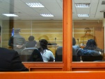 Al final de la audiencia de juicio oral,  permanecen en la sala la absuelta (a la derecha), respaldada por sus defensores penales públicos.
