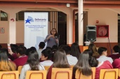 La defensora juvenil Marcela Crisosto dialogó con los estudiantes