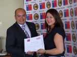 Loreto Flores, Defensora Regional de Antofagasta, recibió el certificado de participacion en el Concurso de Buenas Prácticas 2013.