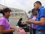 El Encargado UAGD entregando folleteríaa ingresaban a Chile por el Complejo Fronterizo Chacalluta (Chile-Perú)