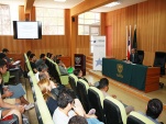 El defensor regional, Raúl Palma expone ante autoridades regionales, alumnos y profesores de la Universidad de Atacama.