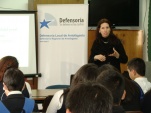 La psicóloga de la unidad de apoyo a la gestión de defensa de Antofagasta, Golda Barrientos, dio charla a jóvenes del liceo La Portada de Antofagasta.