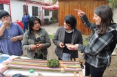 Francisca Selles explica detalles de la defensa especializada indígena a mujeres de la etnia mapuche de Quilicura. 