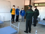 Luis Soto y Cristián Otárola (de azul) visitaron una sala sanitaria y otras dependencias habilitadas para la emergencia.