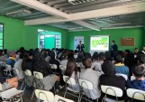 El defensor especializado en RPA Cristian Esquivel, ofrece su primera charla en un colegio en Peñalolén.