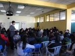 Cristian cajas, abogado de la Defensoría Metropolitana Sur, responde consultas de los alumnos 