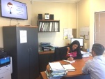 La asistente administrativa Viviana Arratia valoró el material de difusión audiovisual para el público que visita diariamente la oficina