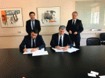 El Defensor Nacional, Andrés Mahnke,y Director Nacional de Arquitectura del MOP, Raúl Irarrázabal,en la firma de convenio mandato.