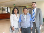 El trabajador aymara Eloy Huanca (al centro), junto a la facilitadora intercultural Inés Flores y el defensor penal público Antonio Raveau.