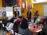 Funcionarios de Arica y Parinacota realizando charla sobre "Control Preventivo de Identidad" y "Proyecto Inocentes" a migrantes y extranjeros en Arica