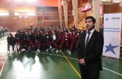 El defensor penal juvenil Joaquín Müller observa junto a 300 alumnos del colegio Mater Dolorosa videos de la DPP sobre la Ley RPA 