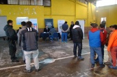 En grupos fueron ingresando al gimnasio del penal los internos que participaron de la actividad.