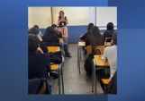 La jefa de Responsabilidad Penal Adolescentes, Patricia Cisternas, explicando a niñas y niños cuáles son sus derechos ante la ley. 