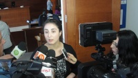 La defensora penal pública Valeska Rivera declaró ante los medios a la salida de la audiencia. 