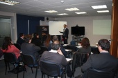 El profesor, Enrique Letelier dictando curso sobre Exclusión de Pruebas en sala de reuniones de la Defensoría Regional. 