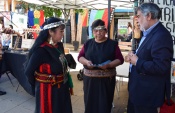 Mujeres mapuche y Rafael Alvarado, Asesor Jurídico de la Defensoría Regional de Aysén,  conversando sobre  los derechos y la defensa penal indígena