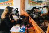 La jefa de Estudios de Atacama, Violeta Villalobos conversa con el locutor de radio "Bahía" de Caldera, Wilmo Galleguillos. 