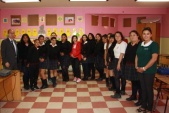 El Jefe de Estudios, Renato González y la profesora, Orieta Marin junto a alumnas del Liceo El Palomar de Copiapó.