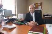 El abogado comenzó su labor como defensor en Puerto Aysén,  en Valdivia desde el 2011 y luego jefe de estudios y Defensor Regional desde el 2017. 
