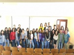 En la sala de clases, el curso con los expositores y la profesora Fabiola Girão.