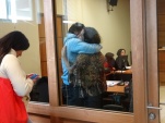La defensora pública y su representado se fundieron en un emotivo abrazo tras el veredicto absolutorio.