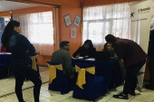La jefa de estudios, Violeta Villalobos y la defensora penitenciaria, Viviana Luco atienden consultas de internos condenados en Copiapó.