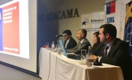 El defensor regional de Atacama, Raúl Palma Olivares junto a los expositores del primer bloque del Seminario realizado en el salón J.J Vallejos.