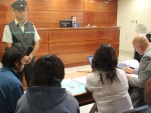 El defensor Alejandro Cox, y la facilitadora intercultural Inés Flores, en la audiencia de formalización de los dos peruanos detenidos en el altiplano