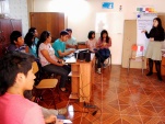 Los estudiantes aymaras y mapuche atienden la disertación de la Jefa de Estudios de la Defensoría regional de Tarapacá.