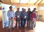 .  Los facilitadores interculturales de la DPP con algunos miembros de la Comunidad Pichi Caramávida tras la charla  realizada en Los Álamos.  