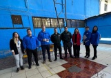 La Defensora Metropolitana Norte, Daniela Báez, junto al equipo penitenciario de la defensoría Local de Colina en el patio del recinto penal.