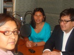 En la imagen, Roberto Vega (derecha), Marioli Lique (al centro) y Alejandra Espíndola, periodista de Radio Toconao (izquierda).