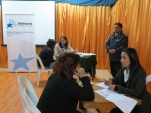 Bárbara Katz (al fondo) y Sandra Haro (en primer plano) atendieron las inquietudes de las imputadas internas en el CPF de Temuco.
