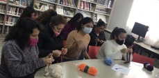 Mujeres privadas de libertad en CCP Copiapó, dando los primeros pasos en su aprendizaje de crochet.