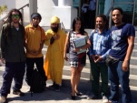 La defensora penal público Violeta Alvarez, junto a testigos y amigos rastafari de Julio Maturana -polera cuadrille- absuelto por cultivo de marihuana