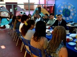 El Defensor Regional de Tarapacá saluda a las madres de lactantes, internas en el penal de Iquique, al inicio del desayuno por el Día de la Mujer.