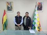 Defensor Regional de Tarapacá, Gabriel Carrión Calderón, y el Cónsul de la Estado Plurinacional de Bolivia en Iquique, Eloy Poma Machaca.