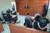 Aspecto de la audiencia realizada este domingo en el Juzgado de Curicó en la que se formalizó a una mujer por el delito de parricidio.