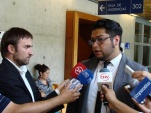 El defensor Jorge Toro explicando a los medios la situación de sus representados