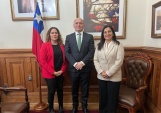 La defensora Regional Metropolitana Norte, la jefa de Estudios de la DRMN, junto al Presidente de la Corte de Apelaciones de Santiago. 